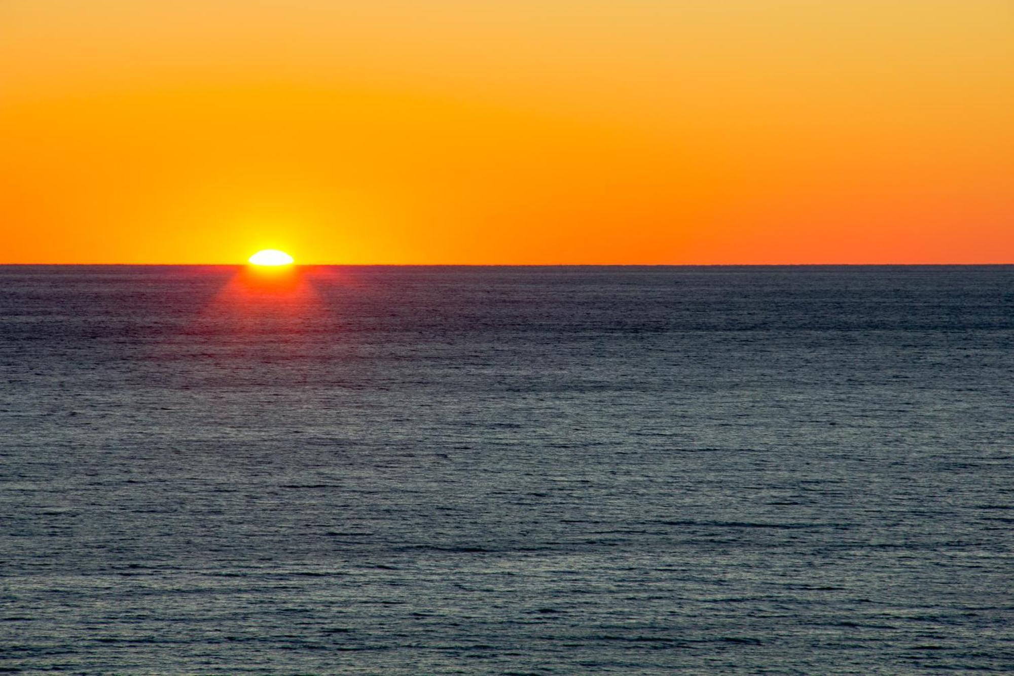 Gorgeous 1-bed 2-bath With Gulf View! Pools On-site! Walk To The Beach! *
