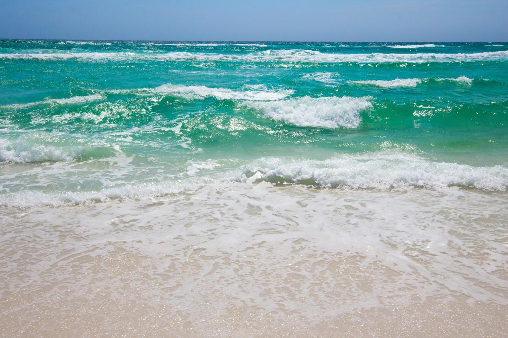 Gorgeous 1-bed 2-bath With Gulf View! Pools On-site! Walk To The Beach! Holiday home